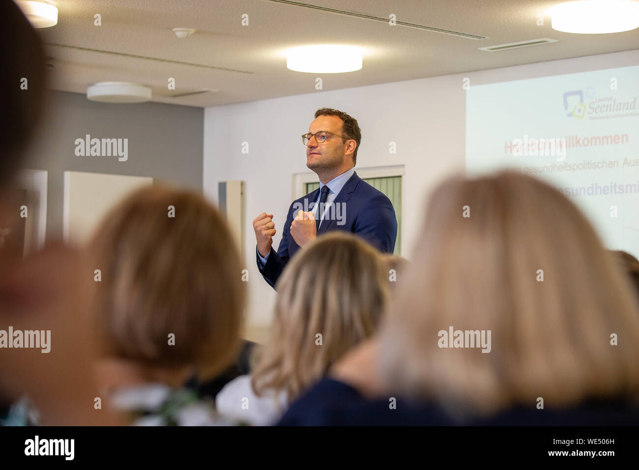 Hoyerswerda (Allemagne). Août 30, 2019. Jens Spahn (CDU), Ministre fédéral de la Santé, parle aux employés de la Lakeland Lusace clinique. Spahn a visité la clinique et a pris part à un échange sur la politique de santé, soins de santé et de la bureaucratie, ainsi que le renforcement des soins médicaux dans la région de Lausitz. Crédit : Daniel Schäfer/dpa-Zentralbild/dpa/Alamy Live News Banque D'Images