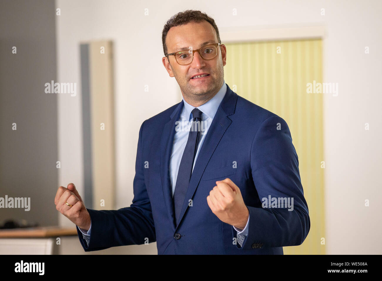 Hoyerswerda (Allemagne). Août 30, 2019. Jens Spahn (CDU), Ministre fédéral de la Santé, parle aux employés de la Lakeland Lusace clinique. Spahn a visité la clinique et a pris part à un échange sur la politique de santé, soins de santé et de la bureaucratie, ainsi que le renforcement des soins médicaux dans la région de Lausitz. Crédit : Daniel Schäfer/dpa-Zentralbild/dpa/Alamy Live News Banque D'Images