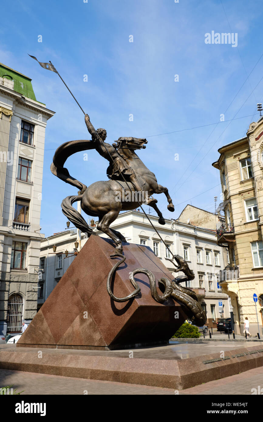 Le Monument aux combattants pour système de l'État ukrainien, une sculpture avec Saint Georges terrassant le dragon dans le centre de Lviv Banque D'Images
