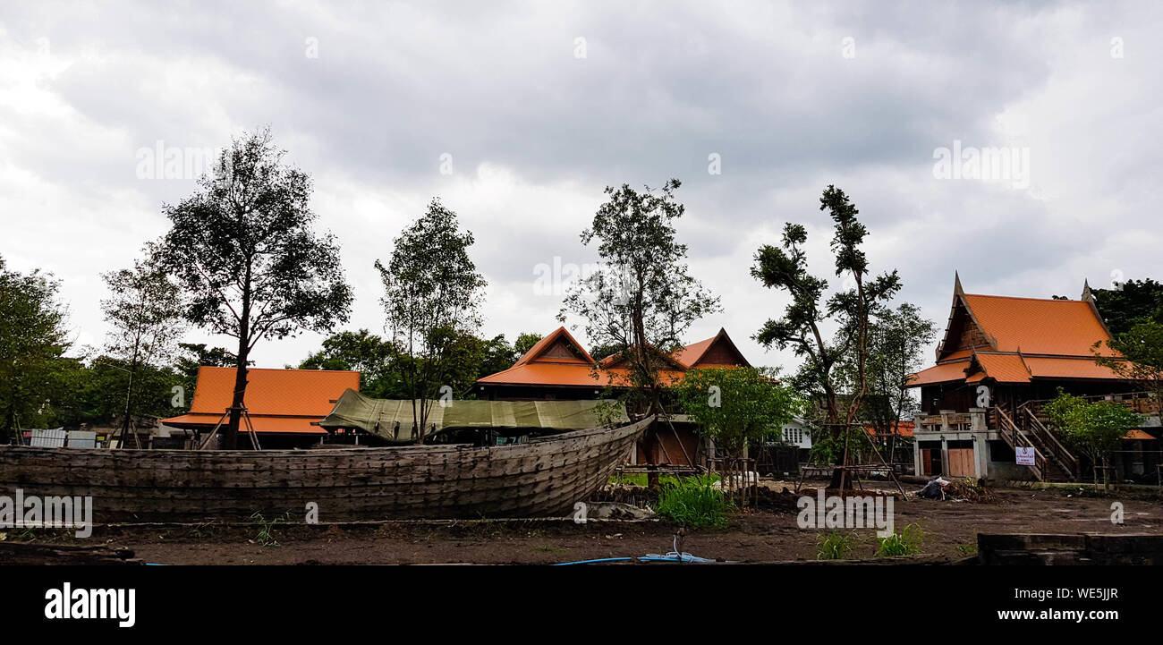 L'ancienne maison de style thaï, à proximité de la rivière avec immense bateau Banque D'Images