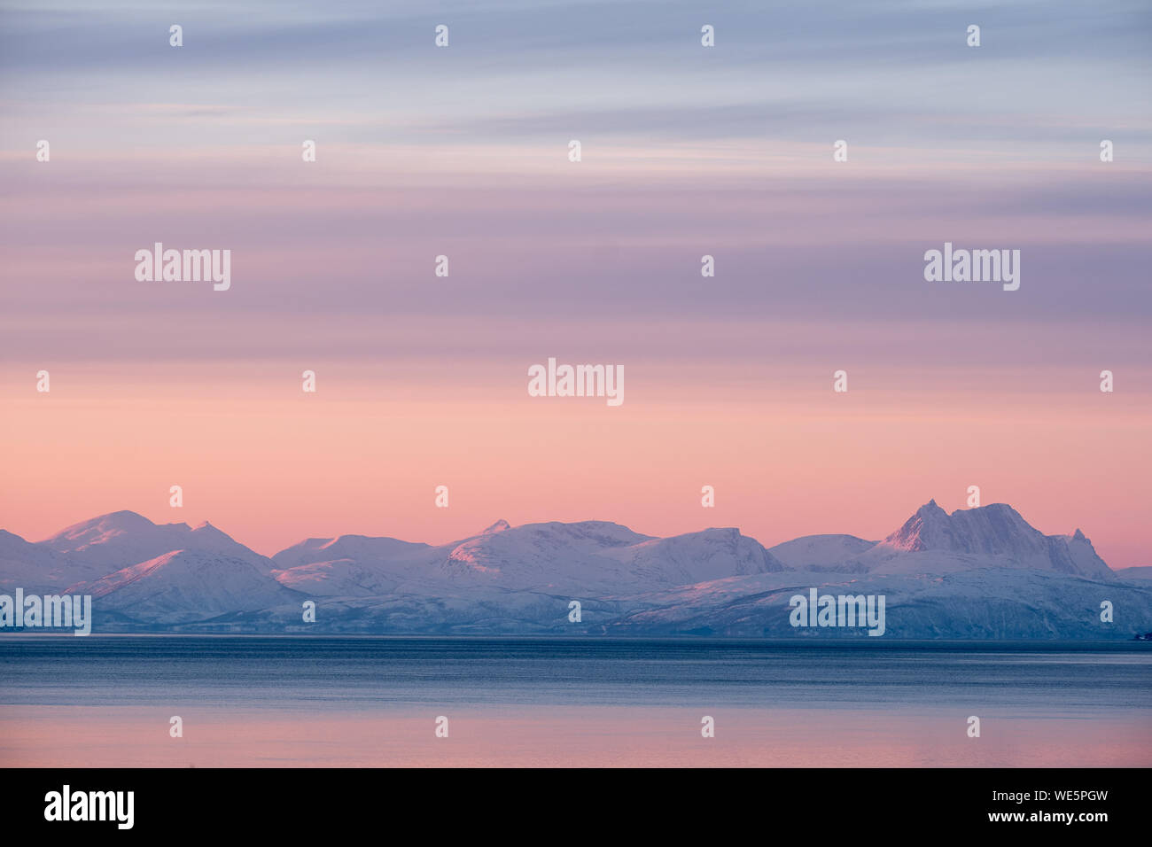 Paysage arctique minimaliste sous ciel rose au coucher du soleil, Tromsö, Norvège Banque D'Images