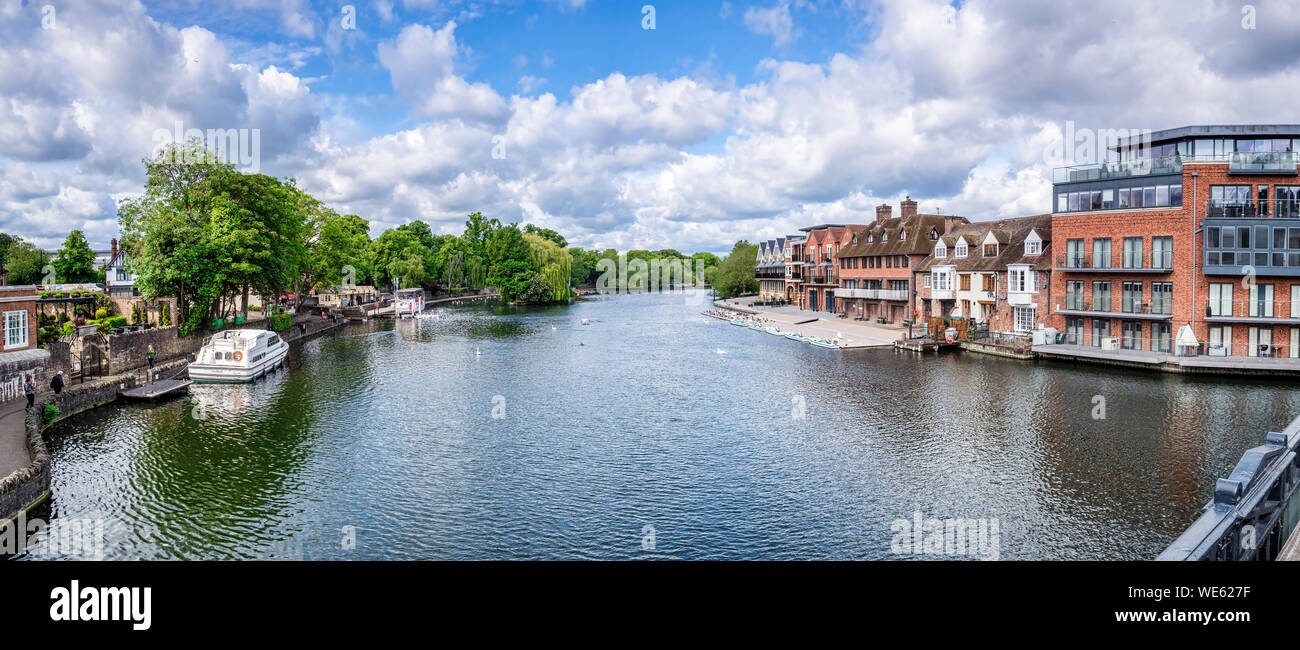 5 juin 2019 : Windsor, Angleterre - Panorama de la Tamise à Windsor, à la recherche en amont du pont de la ville de Windsor. Banque D'Images