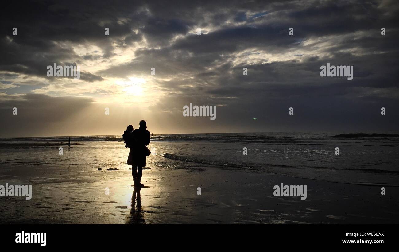 Silhouette Femme Avec Bebe Debout Sur Le Rivage A Beach Photo Stock Alamy