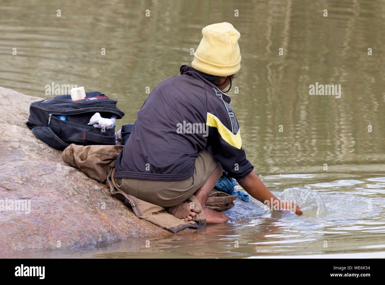 Méconnaissable femme faire la lessive dans une rivière, à Madagascar Banque D'Images