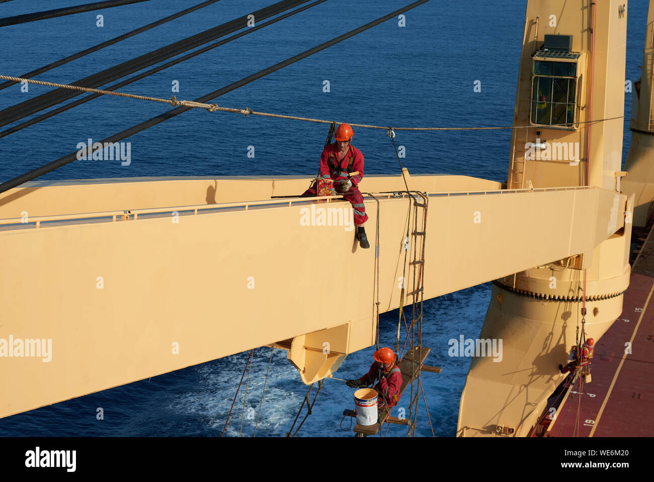 Océan Atlantique, Mer ouverte - Circa 2019 Mars : travail d'équipage des navires internationaux en altitude, à bord d'une peinture grue marchand international sh Banque D'Images