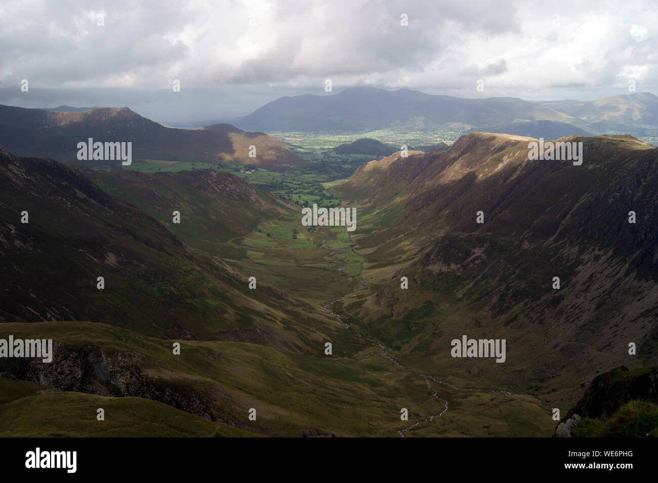 Avis de Dale Head le long d'une vallée avec Skiddow dans la distance Banque D'Images