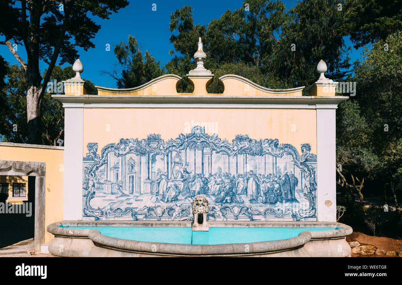 Cascais, Lisbonne, Portugal - 30 août 2019 : Fontaine et panneau de carreaux portugais dans les jardins du palais de Conde de Castro Guimaraes Banque D'Images