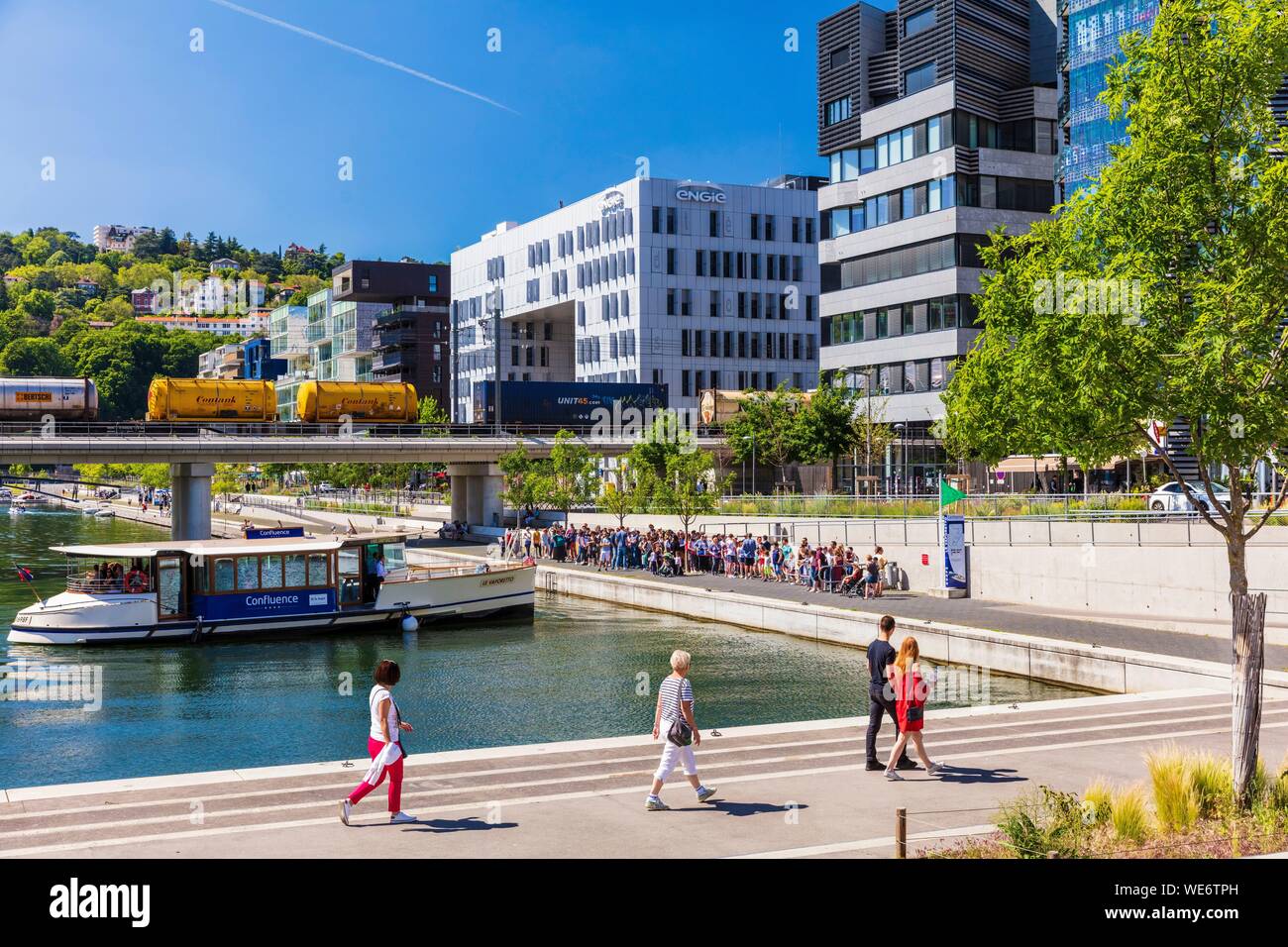 France, Rhône, Lyon, quartier de la Confluence au sud de la péninsule, premier quartier français durable certifié par le WWF, vue sur le chemin de fer et le Vaporetto Banque D'Images