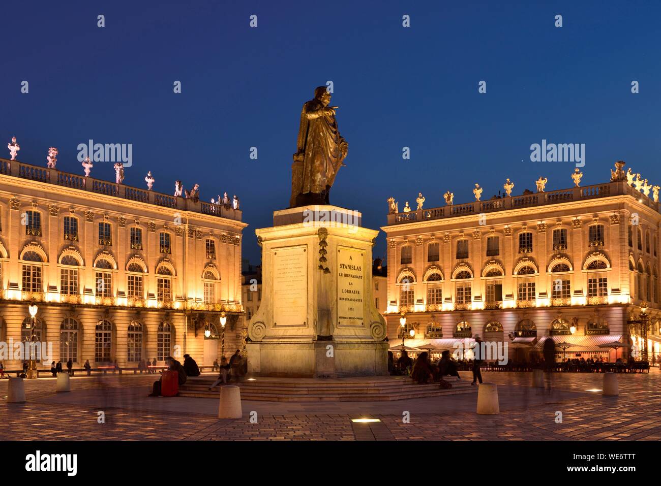 France, Meurthe et Moselle, Nancy, place Stanislas (ancienne Place Royale) construit par Stanislas Leszczynski, roi de Pologne et dernier duc de Lorraine au xviiie siècle, classé Patrimoine Mondial de l'UNESCO, de la statue de Stanislas en face de l'hôtel de ville par nuit Banque D'Images