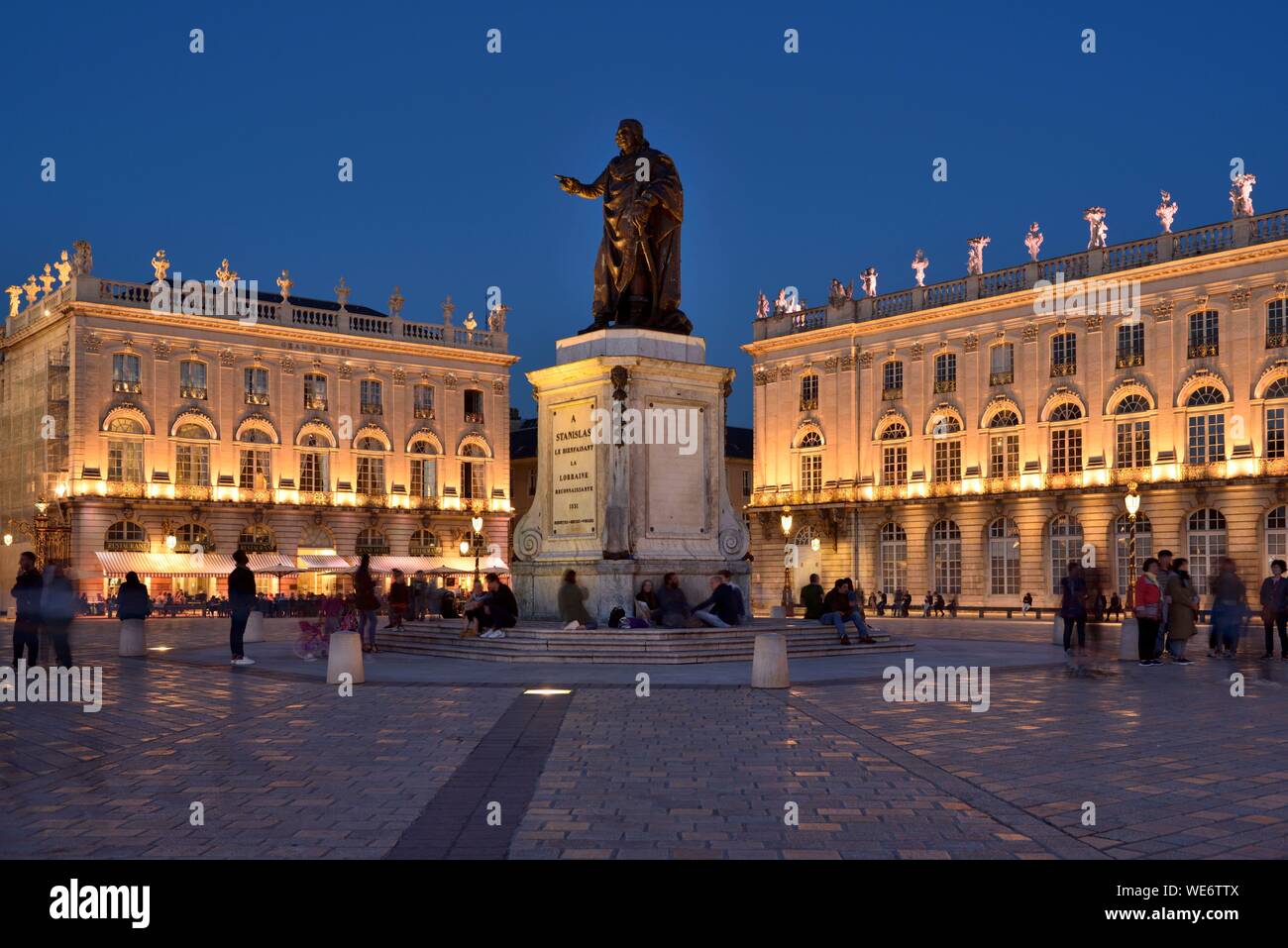 France, Meurthe et Moselle, Nancy, place Stanislas (ancienne Place Royale) construit par Stanislas Leszczynski, roi de Pologne et dernier duc de Lorraine au xviiie siècle, classé Patrimoine Mondial de l'UNESCO, de la statue de Stanislas en face de l'hôtel de ville et le Grand Hôtel par nuit Banque D'Images