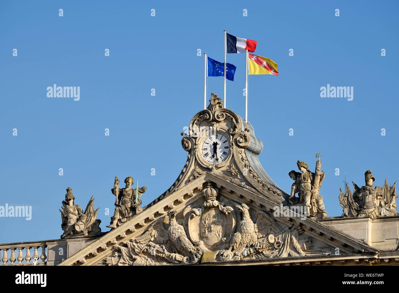 France, Meurthe et Moselle, Nancy, place Stanislas (ancienne Place Royale) construit par Stanislas Leszczynski, roi de Pologne et dernier duc de Lorraine au xviiie siècle, classé Patrimoine Mondial de l'UNESCO, fronton et l'horloge de l'Hôtel de ville Banque D'Images