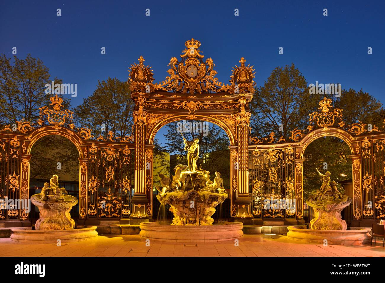 France, Meurthe et Moselle, Nancy, place Stanislas (ancienne Place Royale) construit par Stanislas Leszczynski, roi de Pologne et dernier duc de Lorraine au xviiie siècle, classé Patrimoine Mondial de l'UNESCO, de Neptune par nuit Les jardins musicaux Banque D'Images