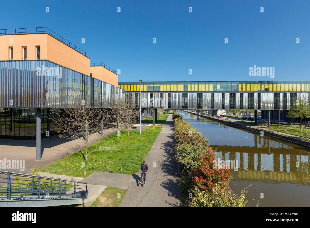 France, Meurthe et Moselle, Nancy, bâtiment moderne du Puy l'IRR (Institut Régional de readaption) dans le quartier des Rives de Meurthe le long de la Meurthe canal Banque D'Images