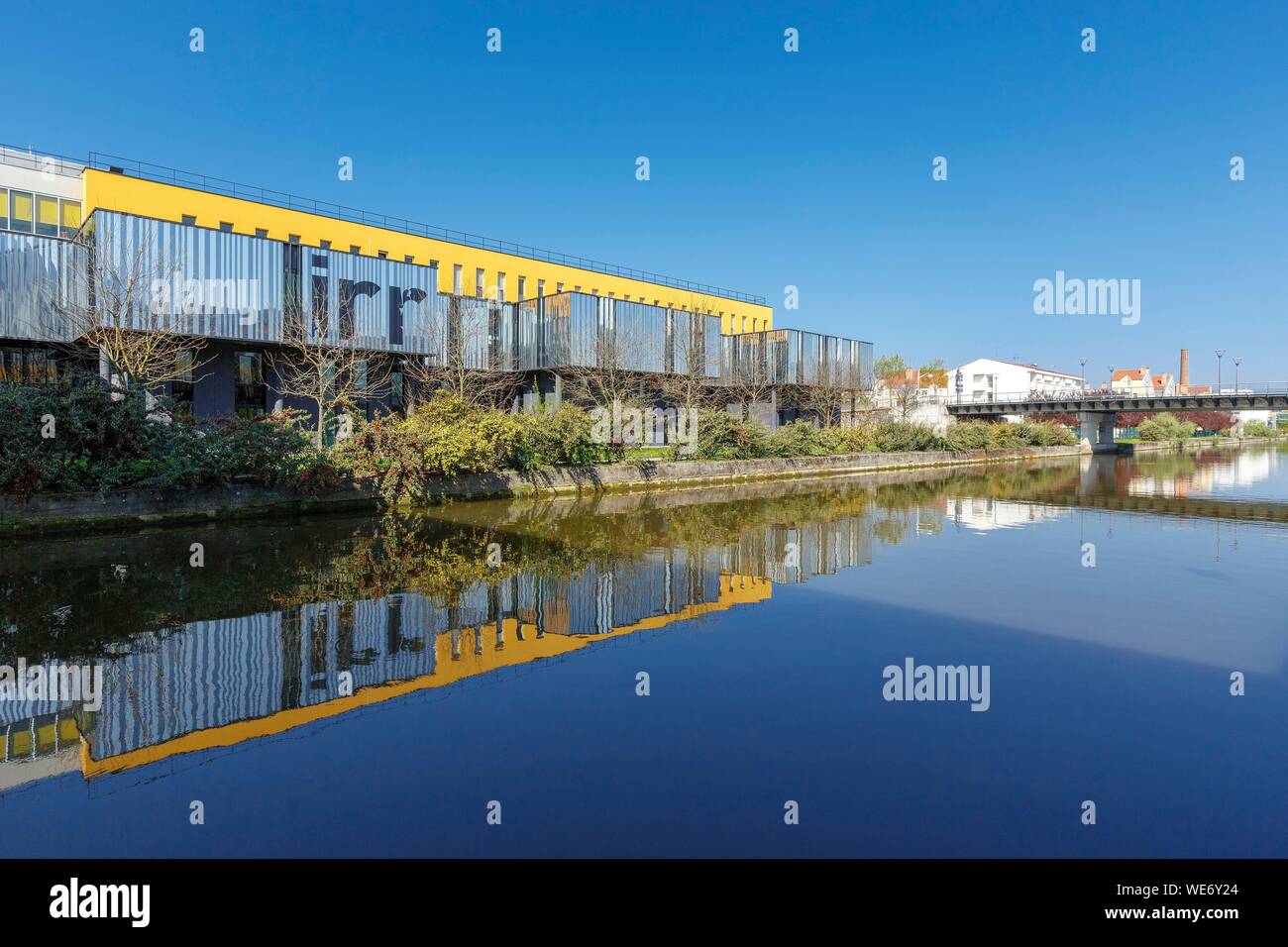 France, Meurthe et Moselle, Nancy, bâtiment moderne du Puy l'IRR (Institut Régional de readaption) dans le quartier des Rives de Meurthe le long de la Meurthe canal Banque D'Images