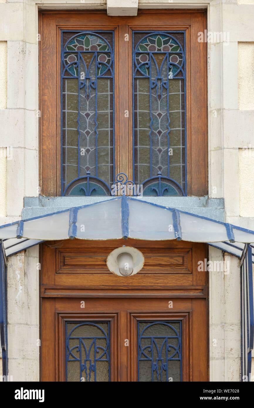 France, Meurthe et Moselle, Nancy, porte et fenêtre en verre teinté dans le  style Art Nouveau Photo Stock - Alamy