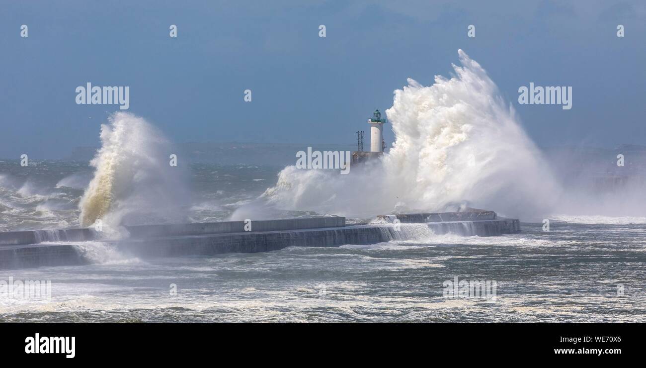 La France, Pas de Calais, Boulogne sur Mer, digue Carnot et le phare pendant la tempête Miguel Banque D'Images