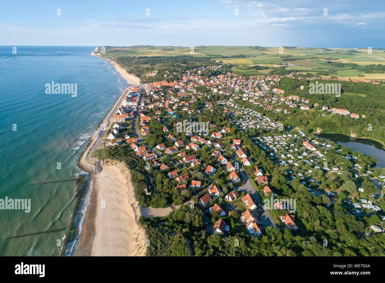 La France, Pas de Calais, Wissant, le village et Cap Blanc Nez à l'arrière-plan (vue aérienne) Banque D'Images