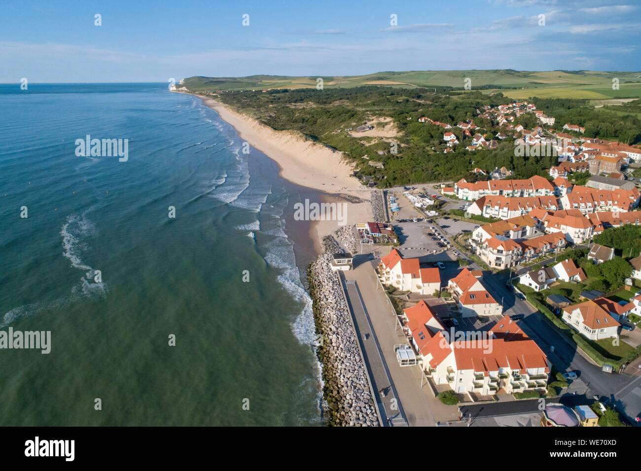La France, Pas de Calais, Wissant, le village et Cap Blanc Nez à l'arrière-plan (vue aérienne) Banque D'Images