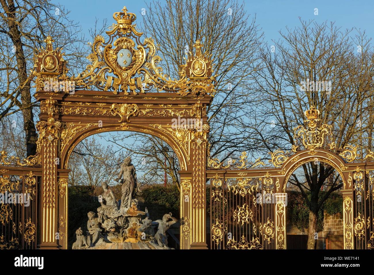 France, Meurthe et Moselle, Nancy, place Stanislas (ancienne place royale) construit par Stanislas Lescynski, roi de Pologne et dernier duc de Lorraine au 18ème siècle, classée au Patrimoine Mondial de l'UNESCO, fontaine Amphitrite (1751) par Pierre Guibal, iron works par Jean Lamour Banque D'Images