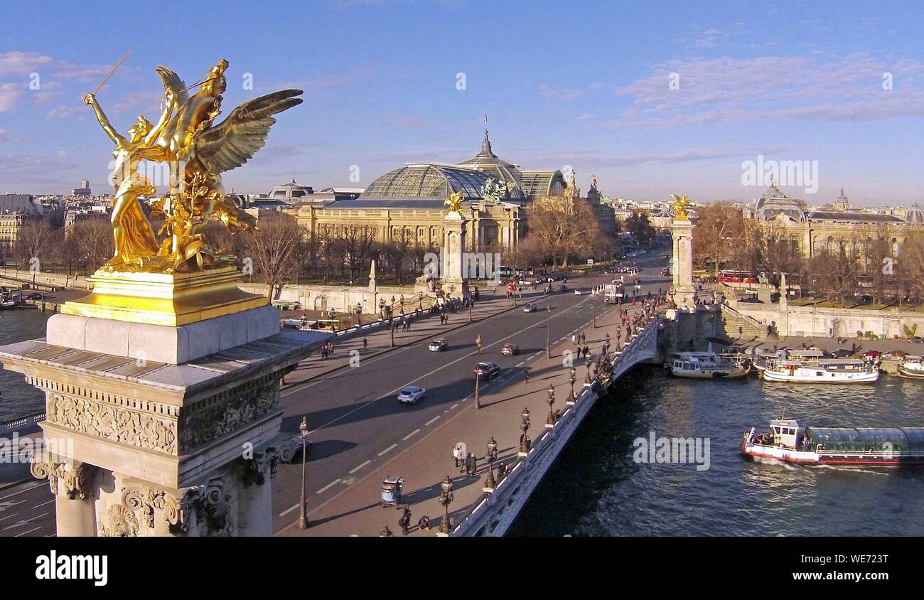 France, Paris, région classée au Patrimoine Mondial de l'UNESCO, le Grand Palais et le pont Alexandre III inauguré en 1900 pour l'Exposition Universelle Banque D'Images