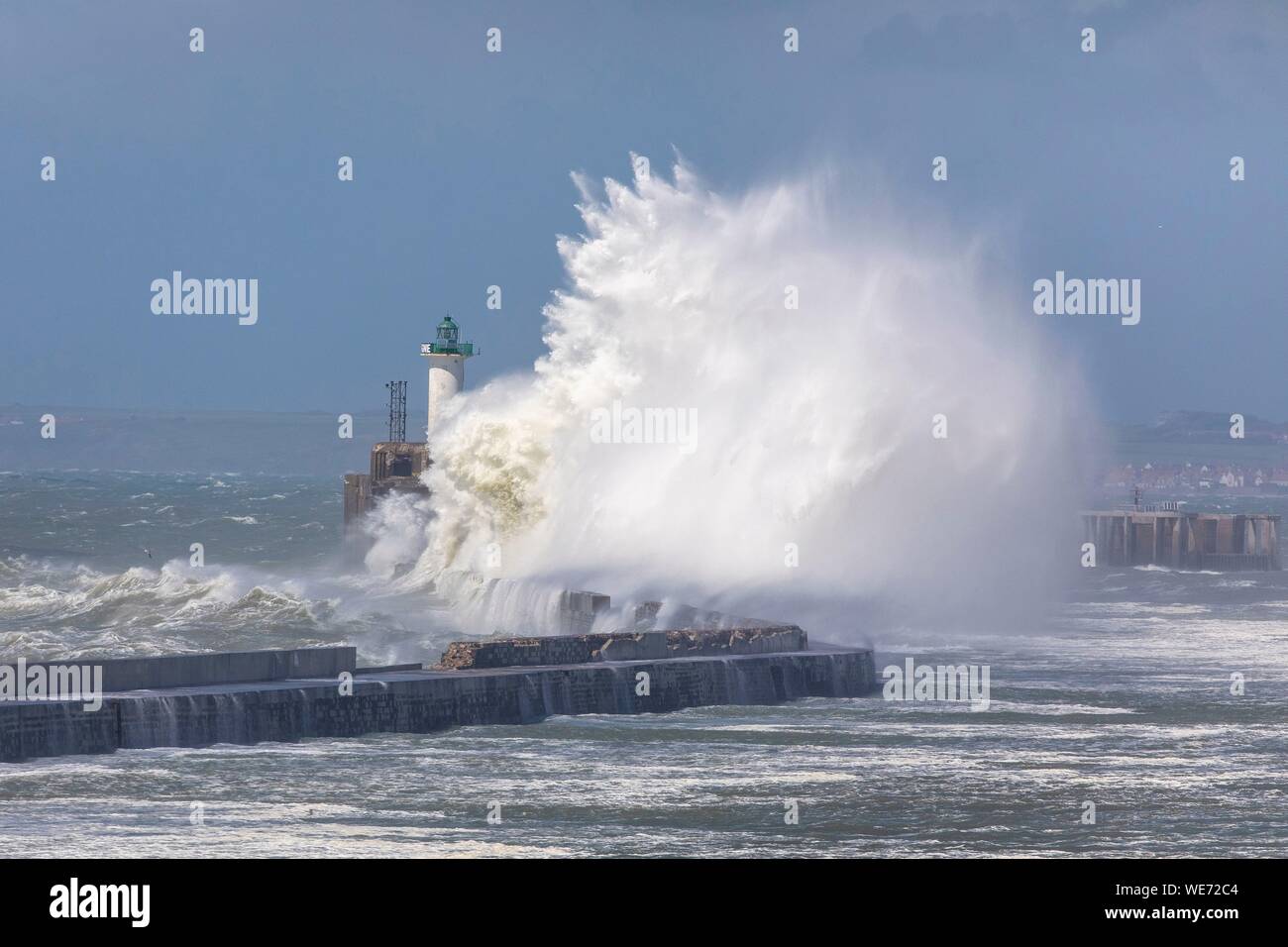 La France, Pas de Calais, Boulogne sur Mer, digue Carnot et le phare pendant la tempête Miguel Banque D'Images