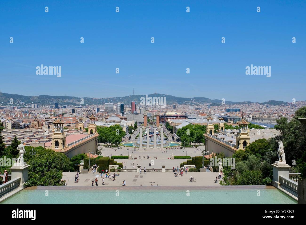 Espagne, Catalogne, Barcelone, La colline de Montjuic, les quatre anciennes colonnes par l'architecte Puig i Cadafalch en face de la Plaça de Espanya et de l'Avenida de la Reina Maria Cristina Banque D'Images