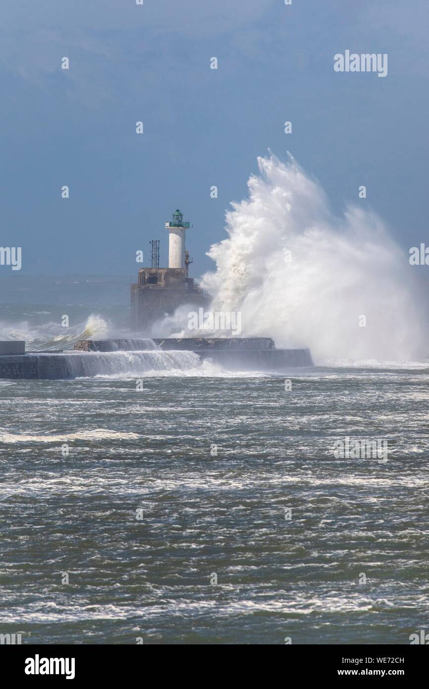 La France, Pas de Calais, Boulogne sur Mer, digue Carnot et le phare pendant la tempête Miguel Banque D'Images