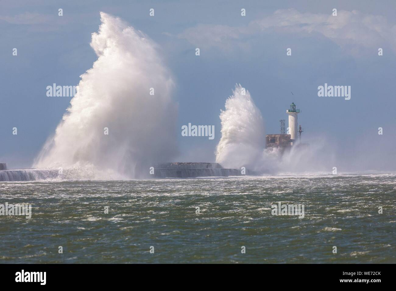 La France, Pas de Calais, Boulogne sur Mer, digue Carnot et le phare pendant la tempête Miguel Banque D'Images