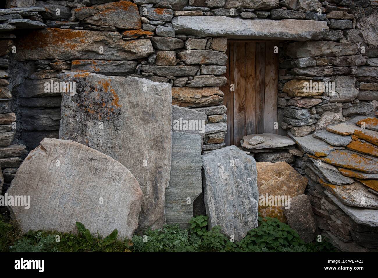 France, Savoie, Haute Maurienne, le Massif de la Vanoise, Parc National, Bonneval sur Arc, le hameau de l'ECOT, détail des façades traditionnelles en pierres locales Banque D'Images