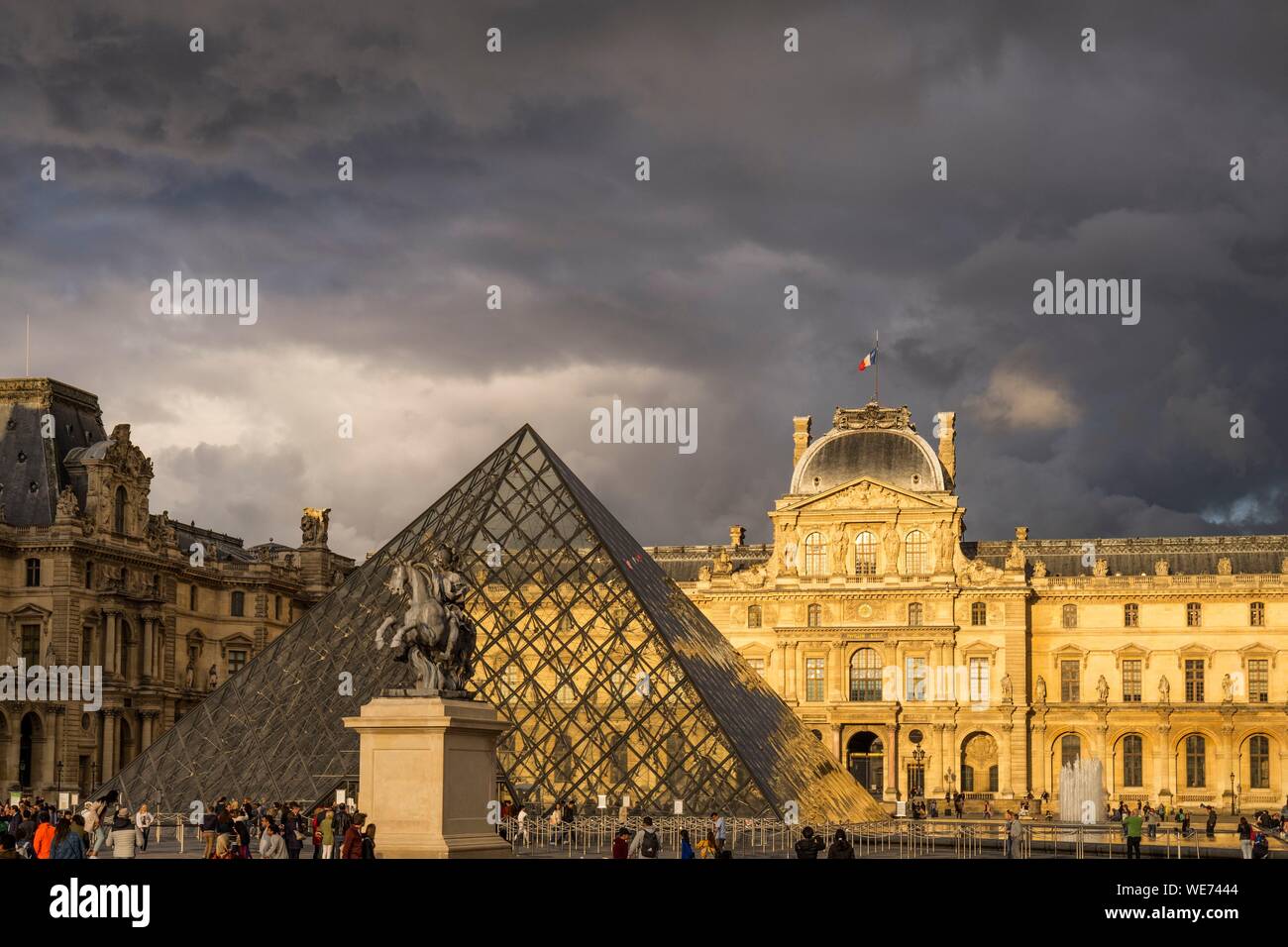 France, Paris, région classée au Patrimoine Mondial de l'UNESCO, le Musée du Louvre, la pyramide du Louvre par l'architecte Ieoh Ming Pei Banque D'Images