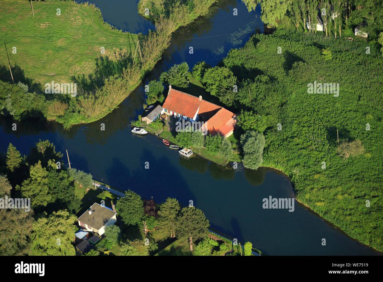La France, Pas de Calais, Saint Omer, une maison perdue dans le marais audomarois (vue aérienne) Banque D'Images