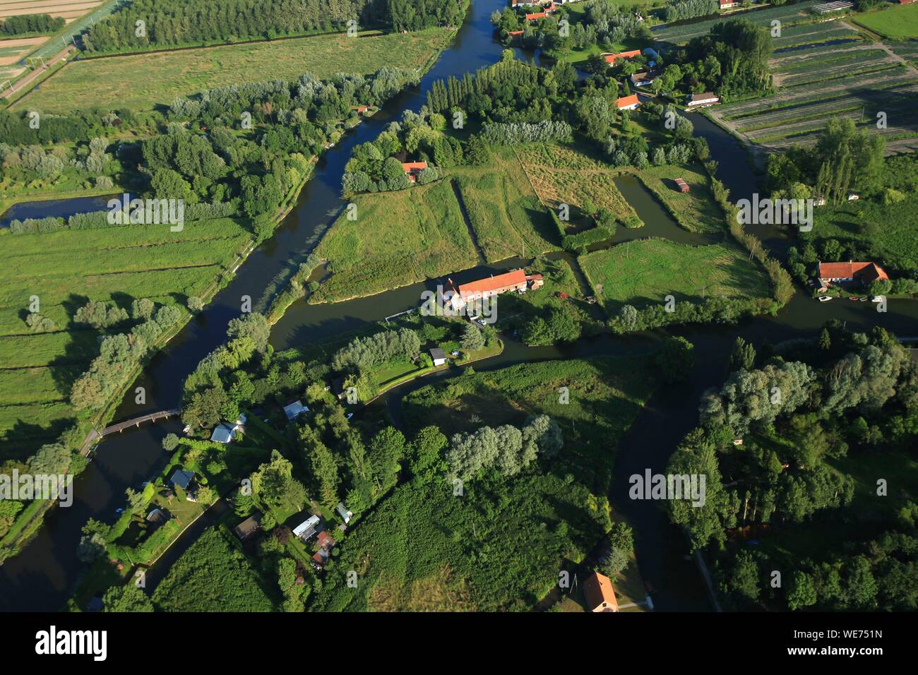 La France, Pas de Calais, Saint Omer, une maison perdue dans le marais audomarois (vue aérienne) Banque D'Images