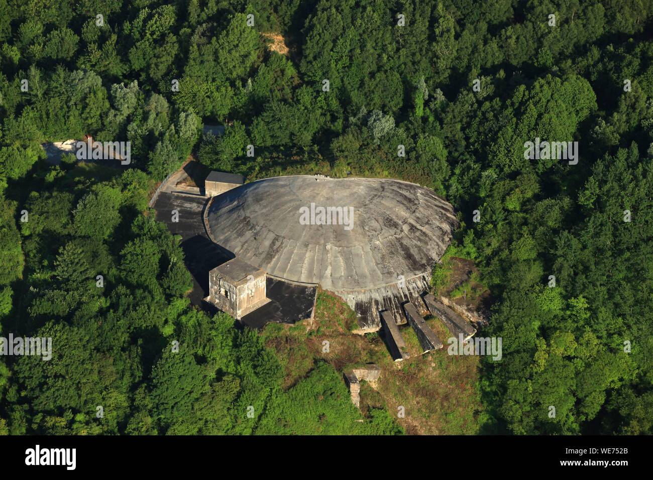 La France, Pas de Calais, Wizernes, ancien bunker de la Seconde Guerre mondiale transformé en musée et dite dome Helfaut (vue aérienne) Banque D'Images