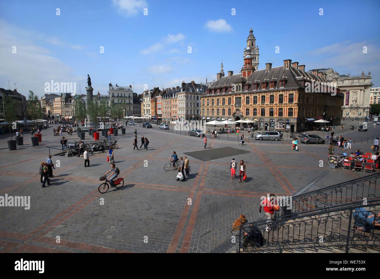 France, Nord, Lille, Place du Général De Gaulle ou la Grand Place avec la statue de la déesse sur sa colonne et le beffroi Banque D'Images