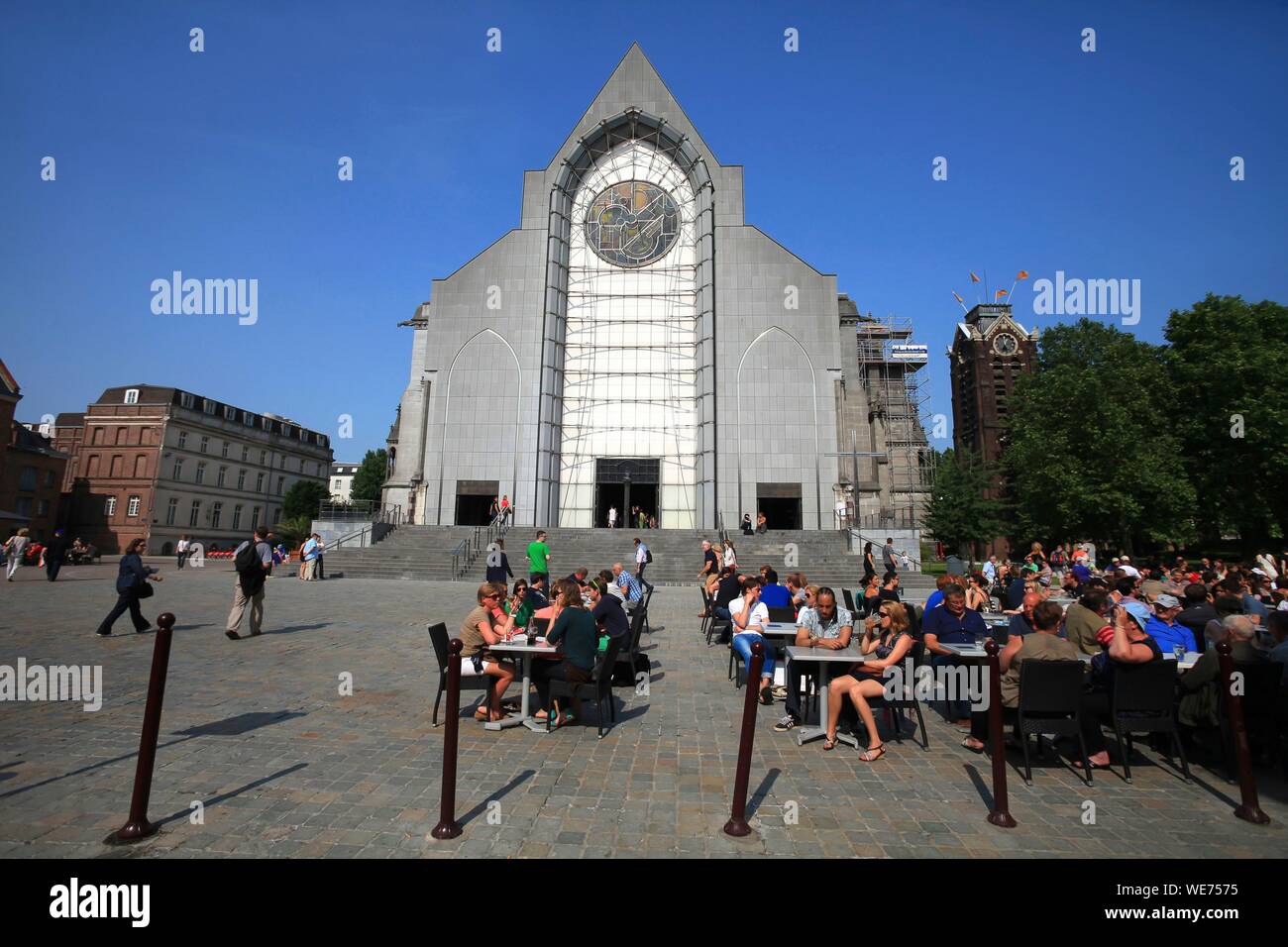 France, Nord, Lille, terrasses de café Parvis de la Cathédrale Notre Dame de la Treille Cathedral Banque D'Images