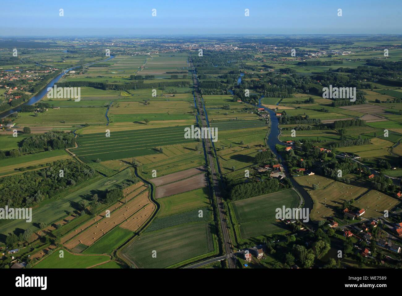 La France, Pas de Calais, Saint Omer, le marais audomarois partagée entre sa part Maraichere et sa partie sauvage (vue aérienne) Banque D'Images