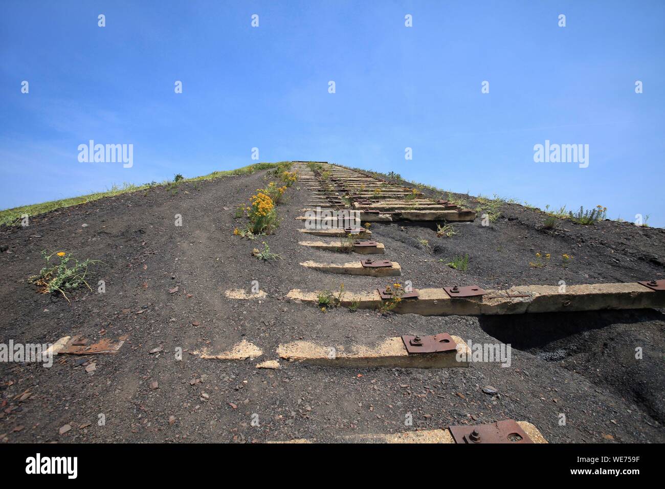 La France, Pas de Calais, Loos en Gohelle, du Bassin Minier autour de Lens, site 11/19 de Loos en Gohelle. Les deux tas ici, au sommet du tas n° 74.Site du patrimoine mondial de l'UNESCO Banque D'Images