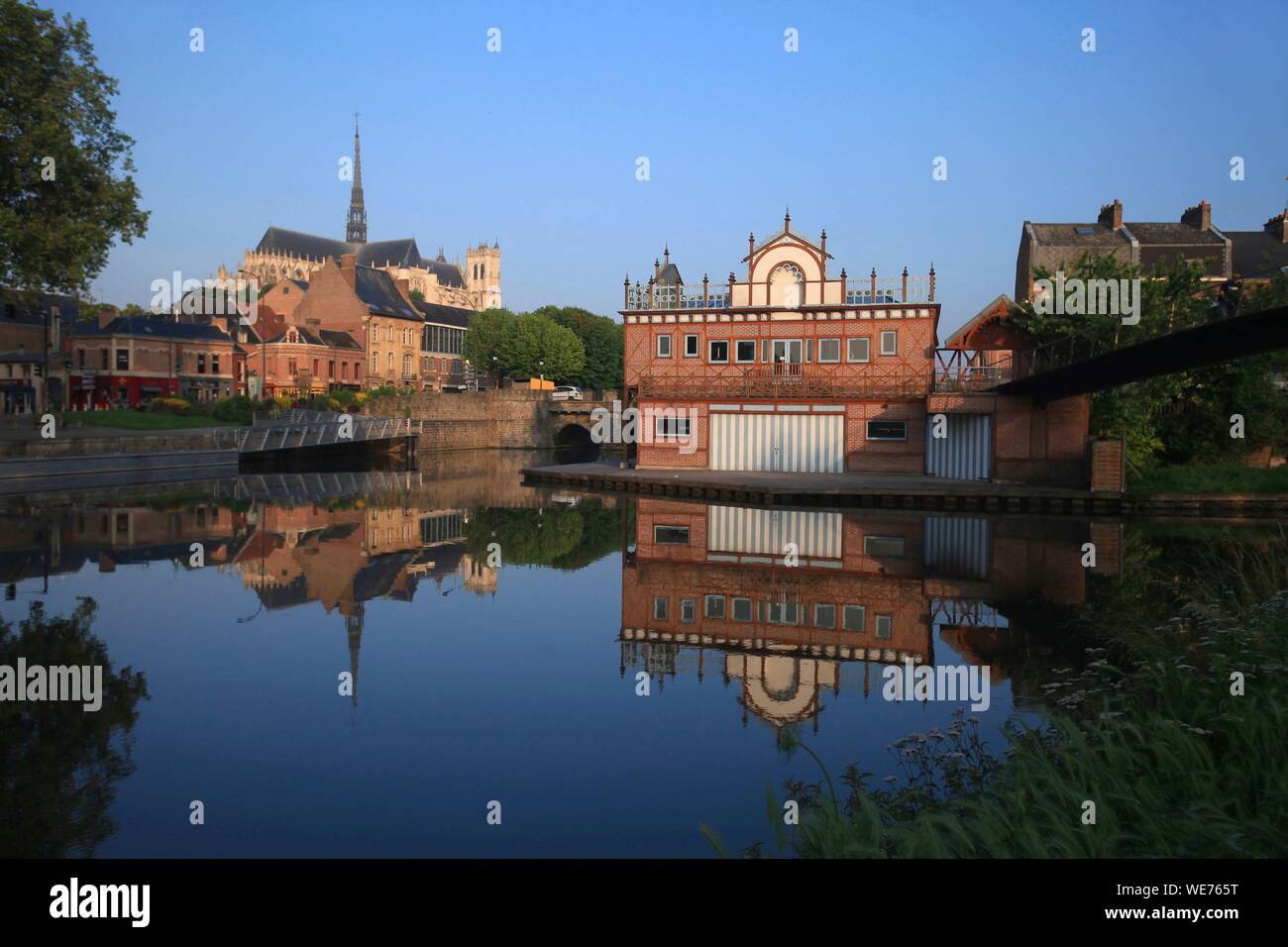 France, Picardie, Amiens, la Cathédrale Notre Dame d'Amiens classée au  Patrimoine Mondial de l'UNESCO, la base nautique d'Amiens sur les rives de  la Somme et le pont Samarobriva (Samarobriva est le nom