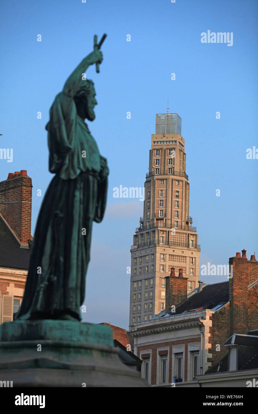 France, Picardie, Amiens, La Tour Perret d'Amiens, Musée de Picardie est un quartier résidentiel et d'immeuble de bureaux situé à Amiens, Alphonse Fiquet place, face à la Gare du Nord Banque D'Images