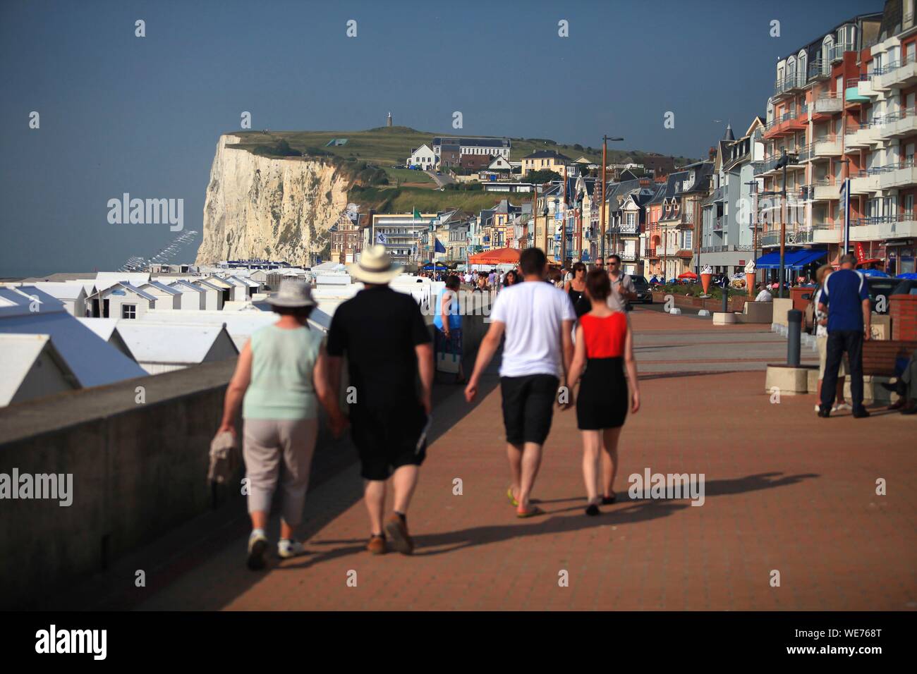 France, Somme, Mers les Bains, marcher le long de la plage de Mers les Bains Banque D'Images