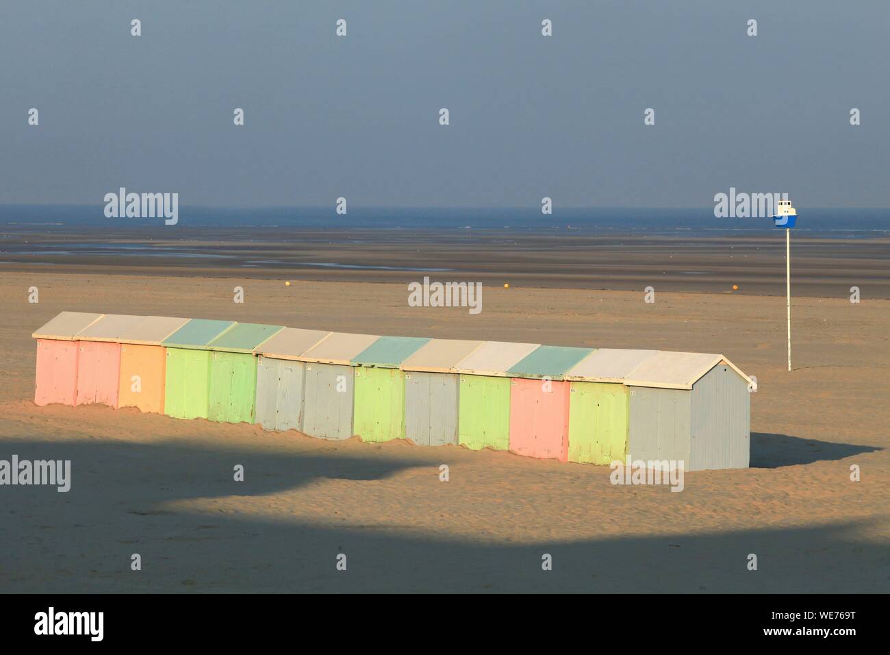 La France, Pas de Calais, Berck sur Mer, Côte d'Opale, cabines sur la plage de Berck sur mer le matin Banque D'Images
