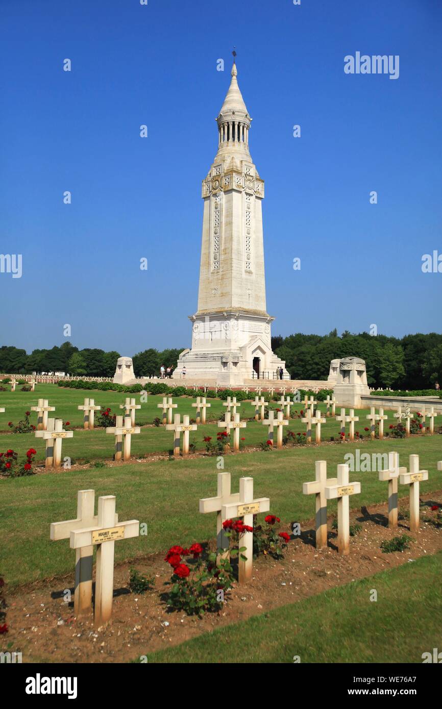 La France, Pas de Calais, Ablain Saint Nazaire, la nécropole nationale de Notre Dame de Lorette, la tour lanterne, c'est le travail de l'architecte Louis Marie Cordonnier. Il est à 52 m de haut Banque D'Images