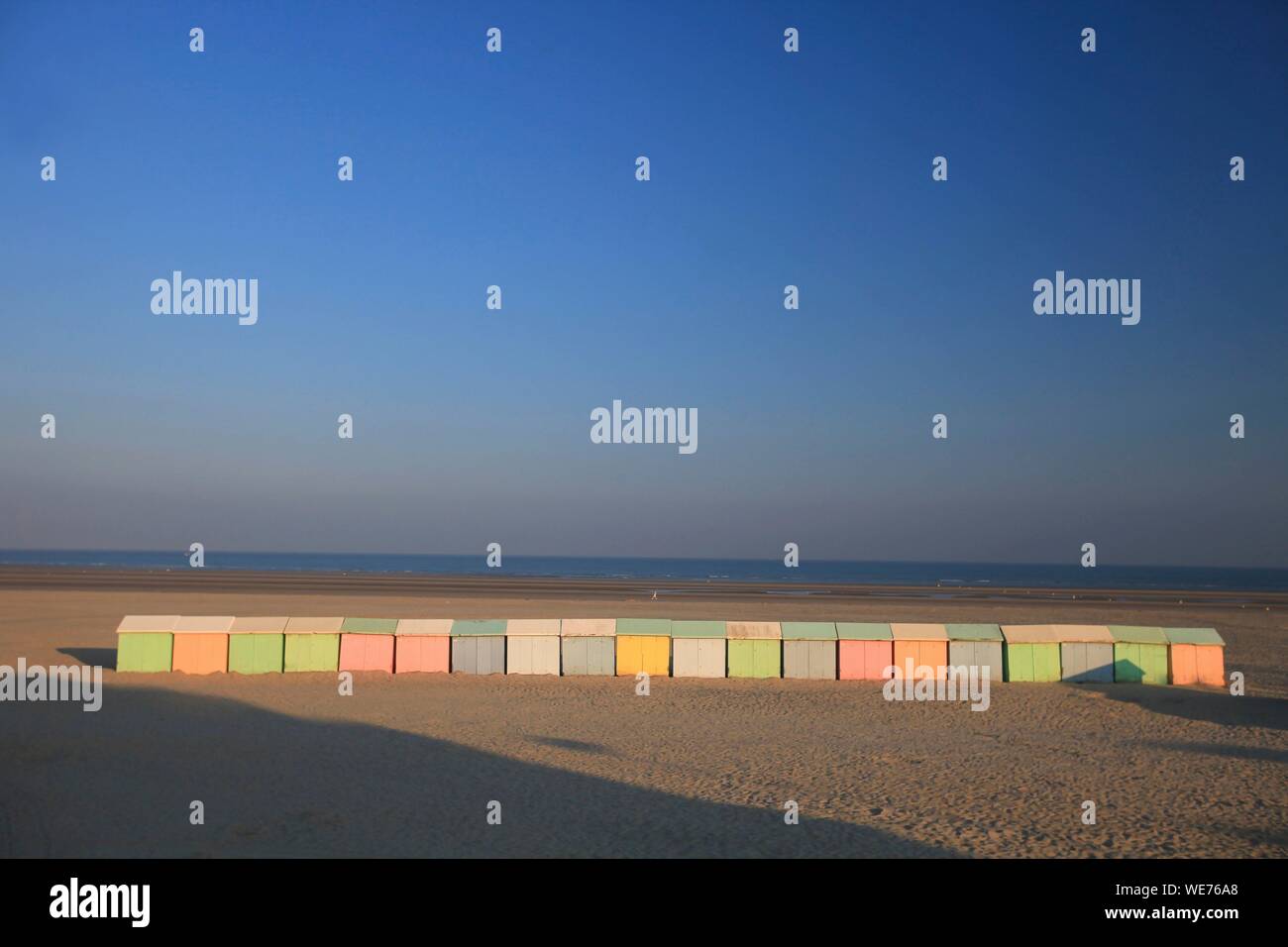 La France, Pas de Calais, Berck sur Mer, Côte d'Opale, cabines sur la plage de Berck sur mer le matin Banque D'Images