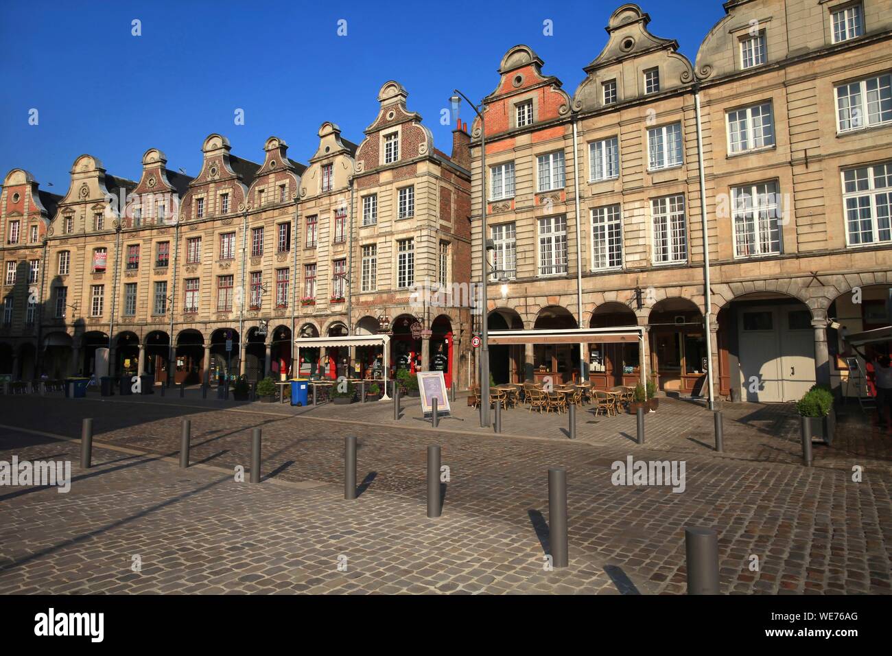 La France, Pas de Calais, Arras, Grand Place, façades de la maisons typiques de la Grand Place Banque D'Images