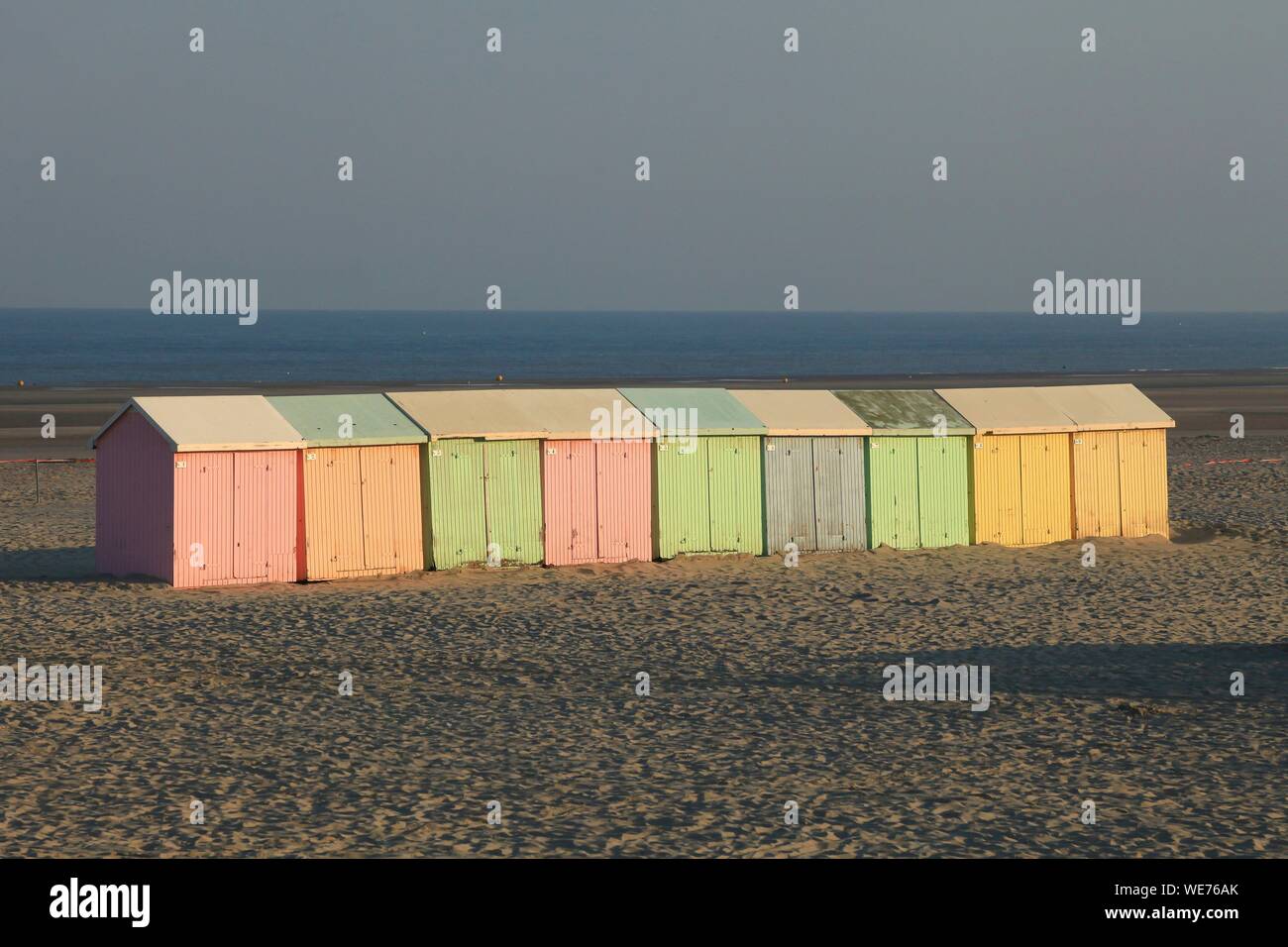 La France, Pas de Calais, Berck sur Mer, Côte d'Opale, cabines sur la plage de Berck sur mer le matin Banque D'Images