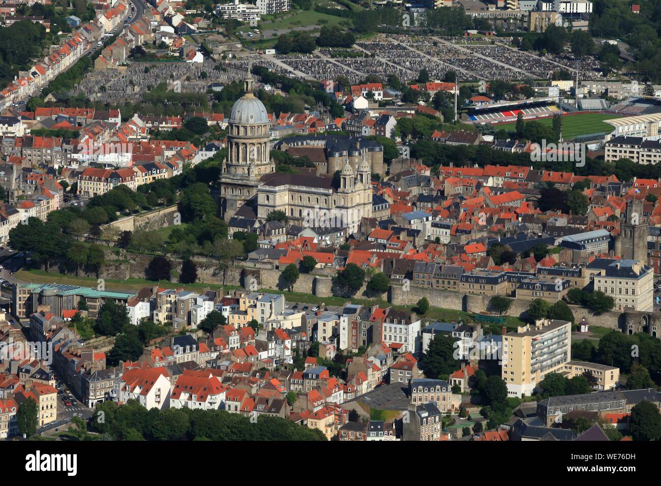 La France, Pas de Calais, Boulogne sur Mer, l'église Notre Dame de l'IMMACULEE Conception Basilique dans la haute ville de Boulogne sur Mer (vue aérienne) Banque D'Images