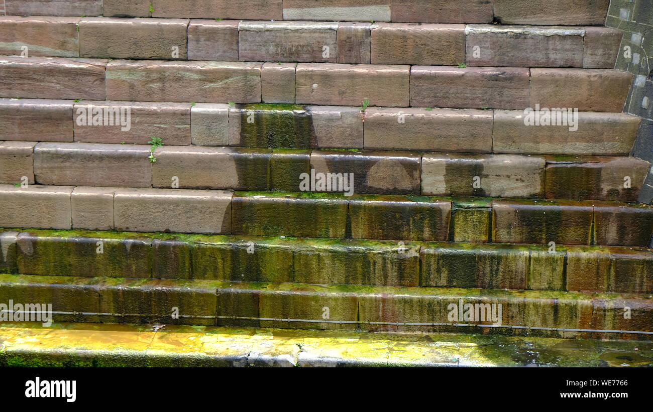Riverside escalier avec des mesures concrètes couvertes en mousse verte,Belfast Banque D'Images