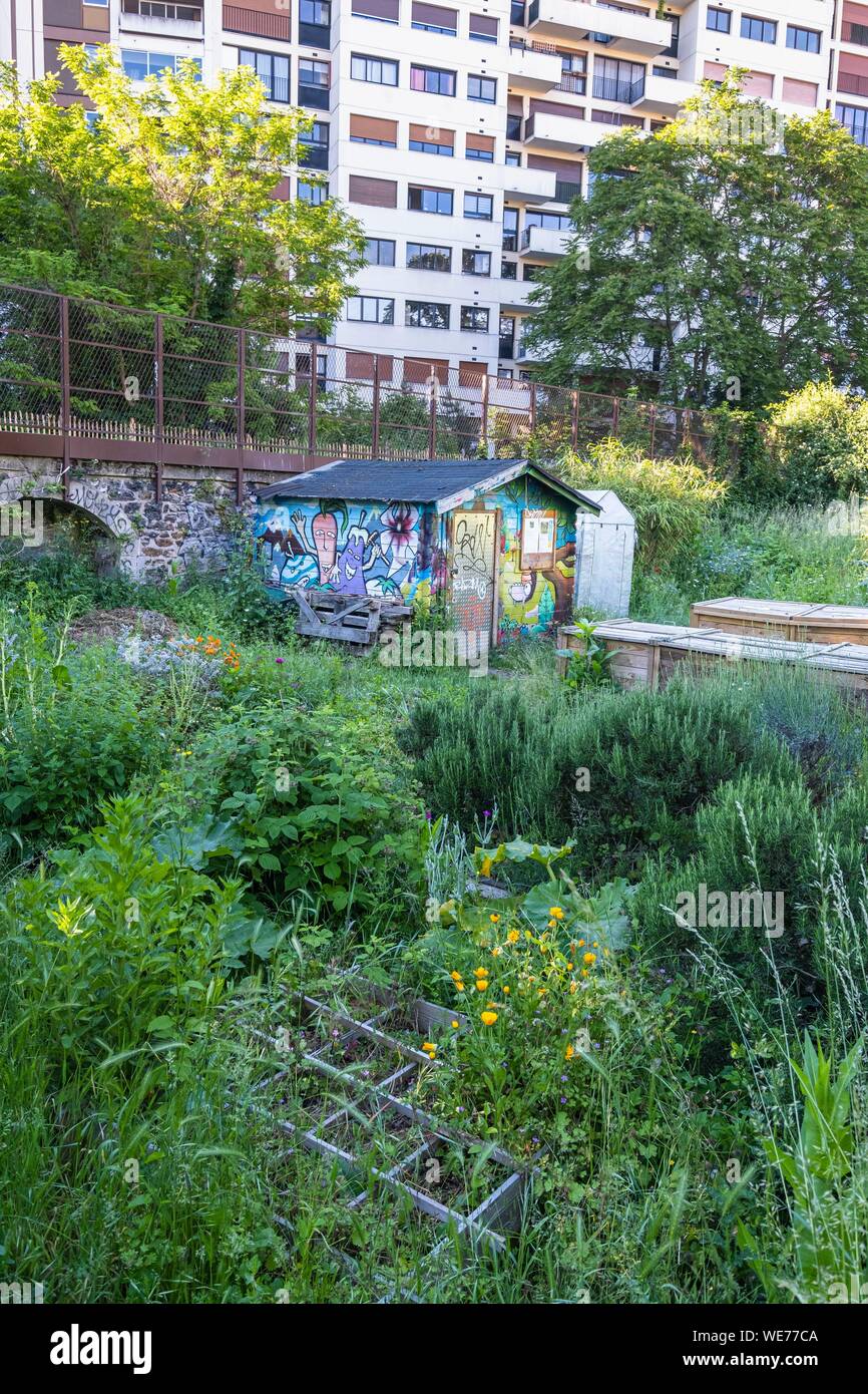 France, Paris, le long du GR® Paris 2024, metropolitan sentier de randonnée longue distance créé à l'appui de la candidature de Paris pour les Jeux Olympiques de 2024, quartier Bel-Air, square Charles-Péguy Banque D'Images