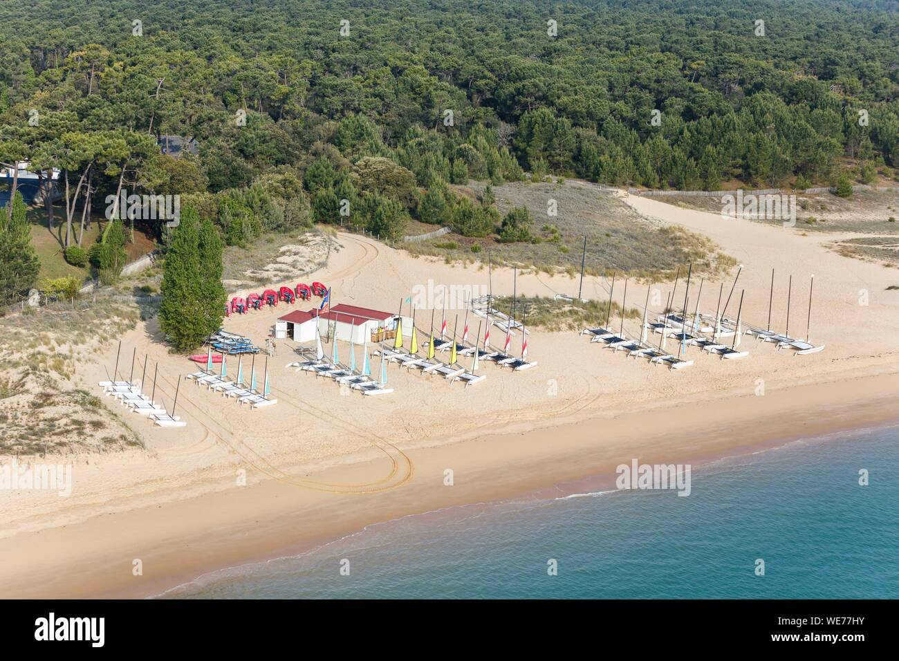 France, Charente Maritime, Ile d'Oléron, Saint Georges d'Oleron, catamarans sur la plage de Boyardville (vue aérienne) Banque D'Images