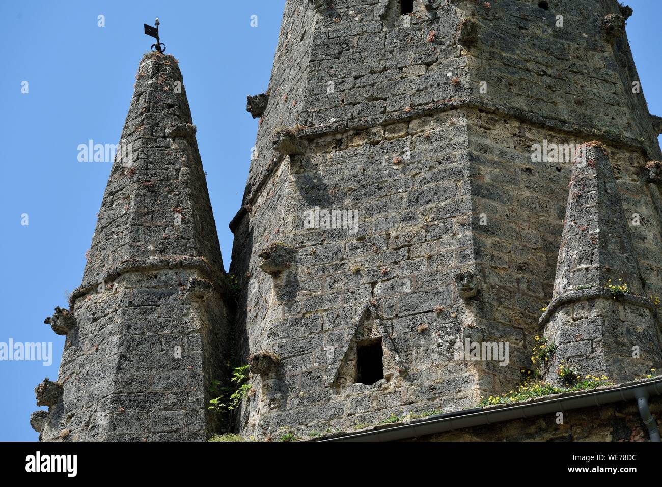 France, Doubs, Mouthier Haute Pierre, l'église Saint Laurent en date du 15e siècle, le clocher, le clocher en pierre de tuf avec des têtes sculptées Banque D'Images